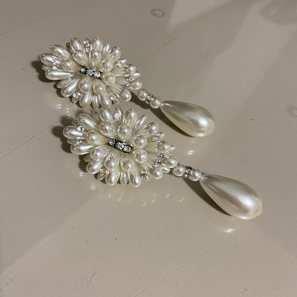 Beautiful Pearl and crystal drop style clip earring